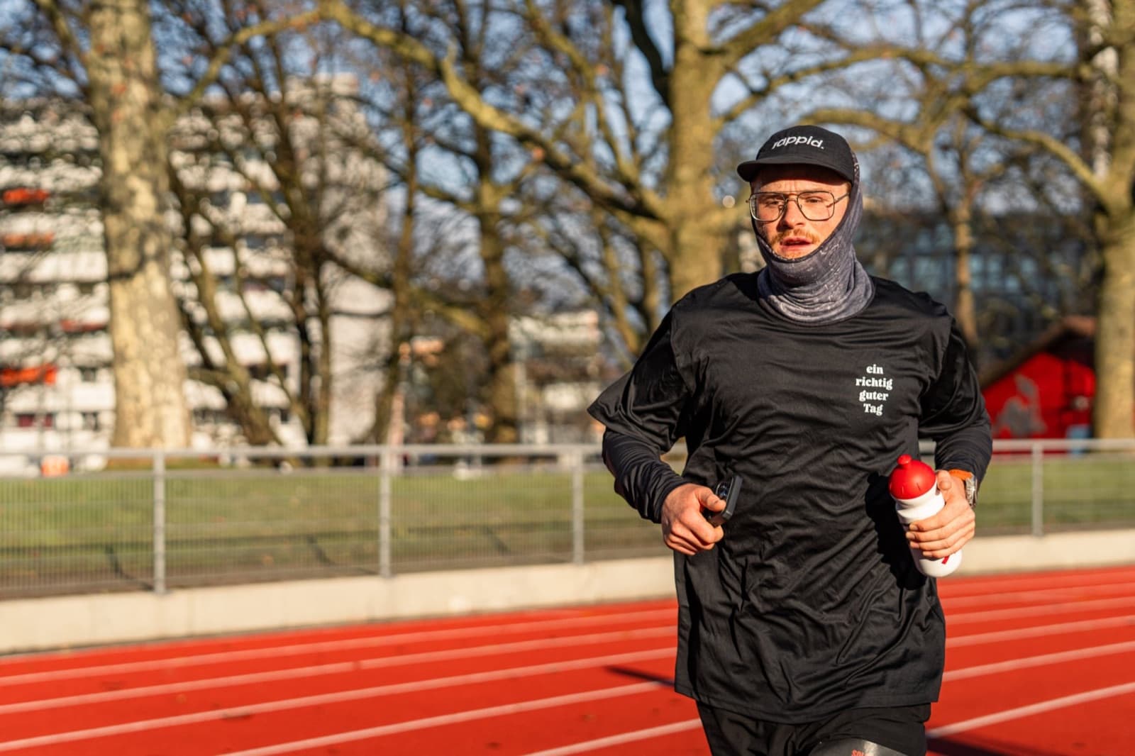 Pierre Biege beim Wintertraining auf der roten Bahn, Shirt ‹ein richtig guter Tag›